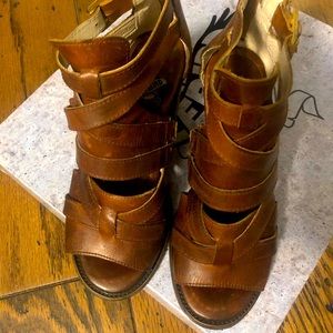 Super cute worn once 6-6.5 open toed  square heels zips in back